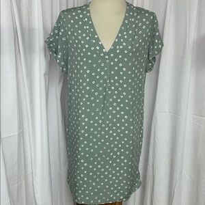 NWT GAP green & white V-neck pullover shirt dress made of rayon material. Size L